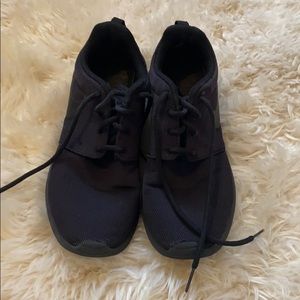 all black NIKE running shoes